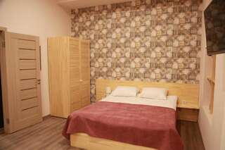 Мини-отель WINE & ROSE BOUTIQUE HOTEL Харьков Двухместный номер с двуспальной кроватью и дополнительной кроватью-2