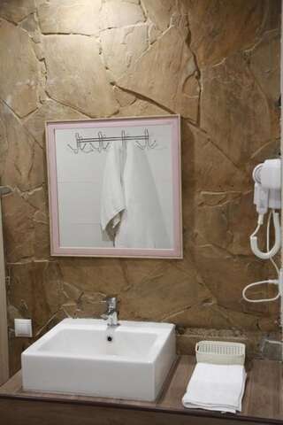 Мини-отель WINE & ROSE BOUTIQUE HOTEL Харьков Двухместный номер с двуспальной кроватью и дополнительной кроватью-14